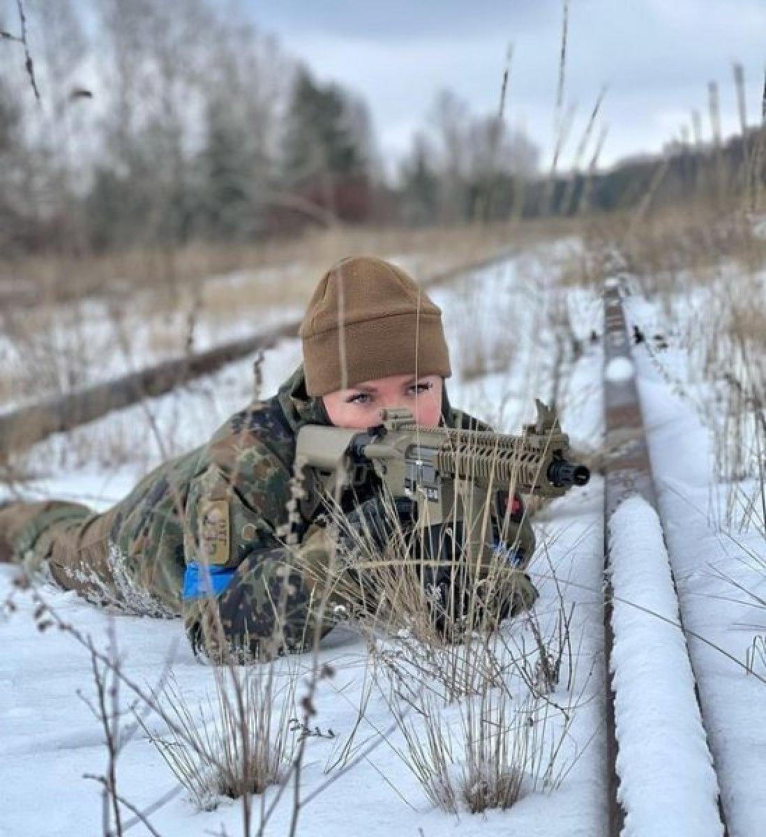Eski Ukrayna güzeli, Rusya'ya karşı savaş için cepheye gitti