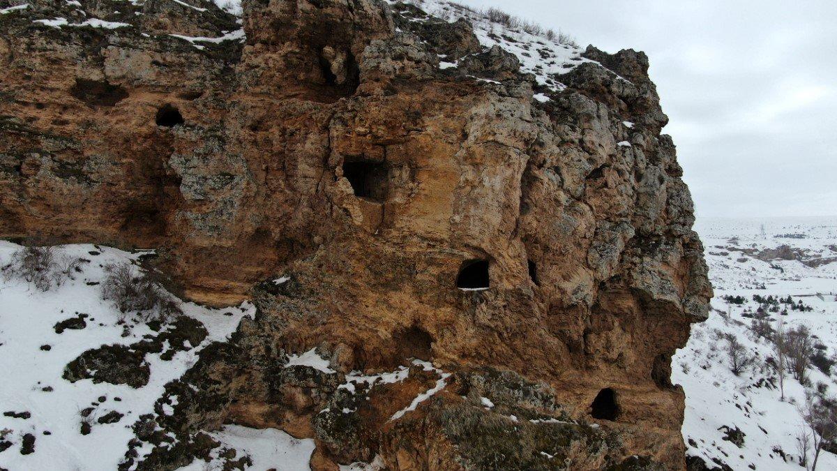 Sivas'ta efsanelere konu olan mağara dikkat çekiyor