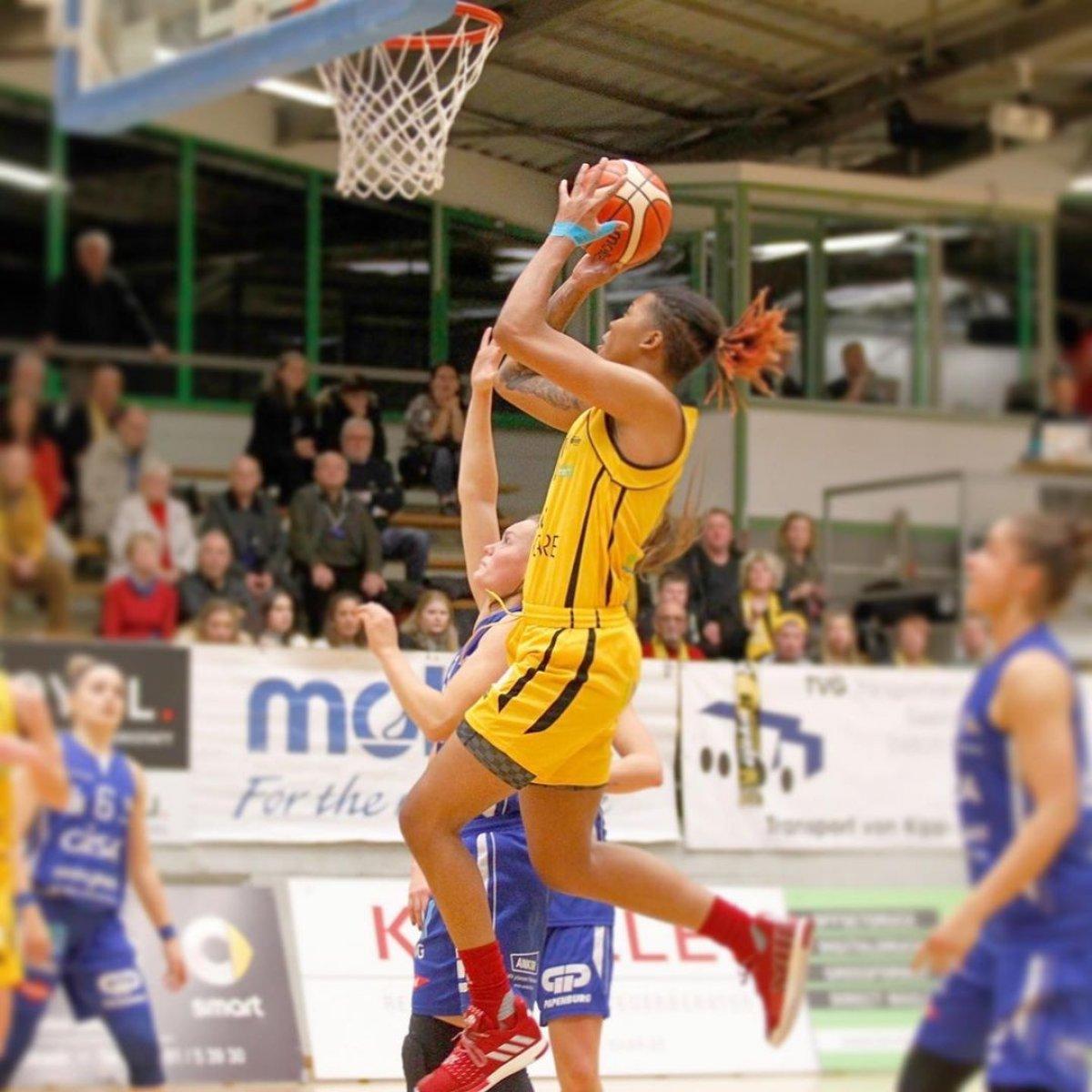 Urla Belediyespor Koçu Hakan Yiğit ile Caitlin Jenkins arasında arbede