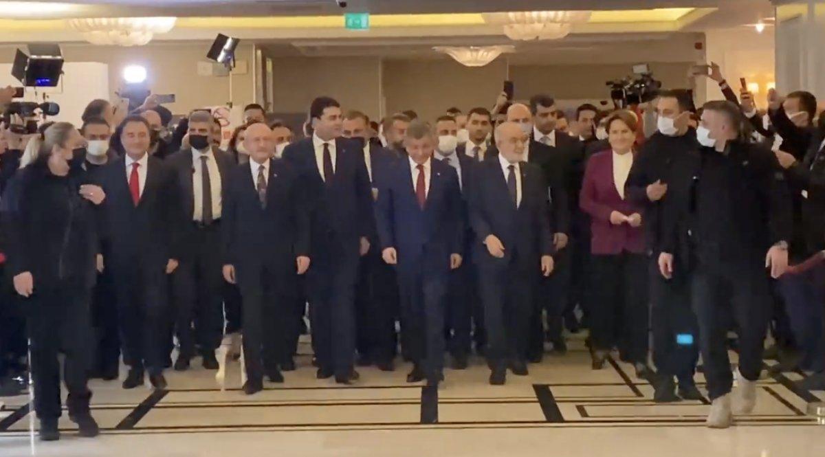 6 muhalefet partisinin liderleri salona yan yana yürüyerek girdi