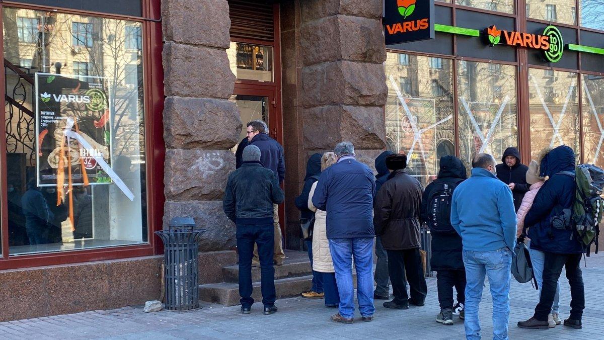 Kiev'de sokağa çıkma yasağı kalkınca halk, marketlere akın etti