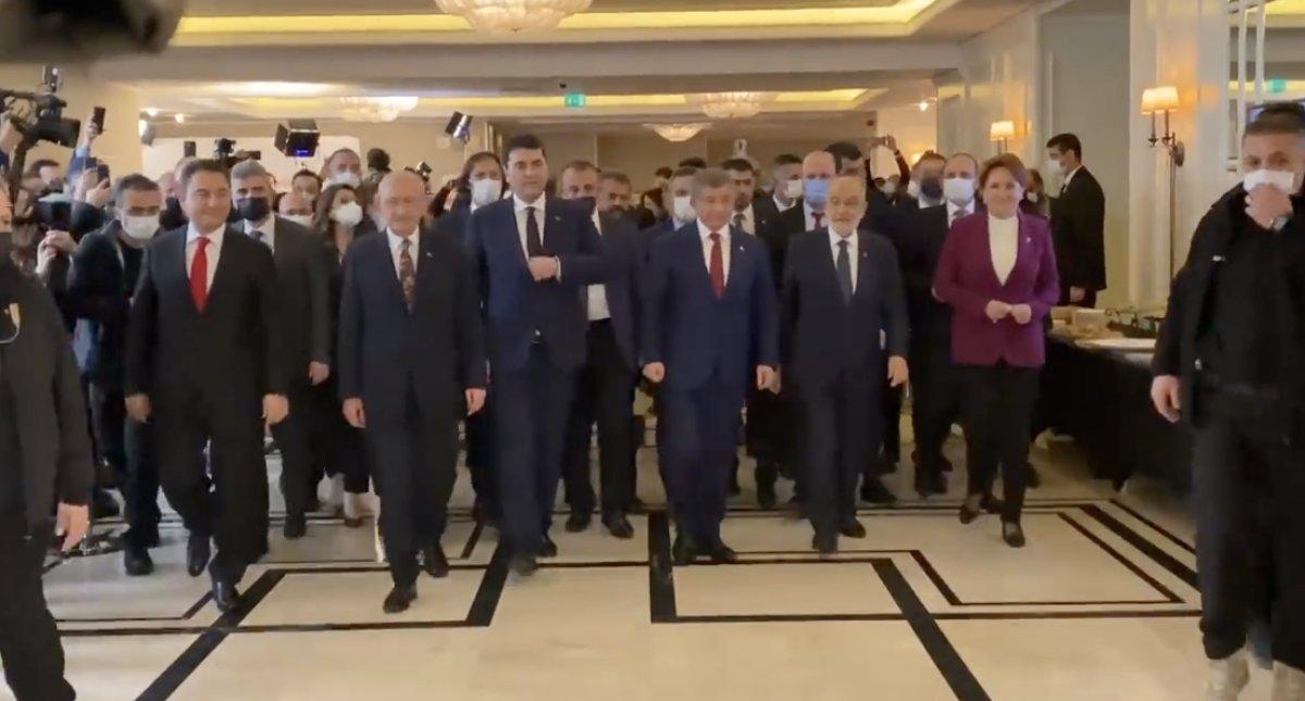 6 muhalefet partisinin liderleri salona yan yana yürüyerek girdi