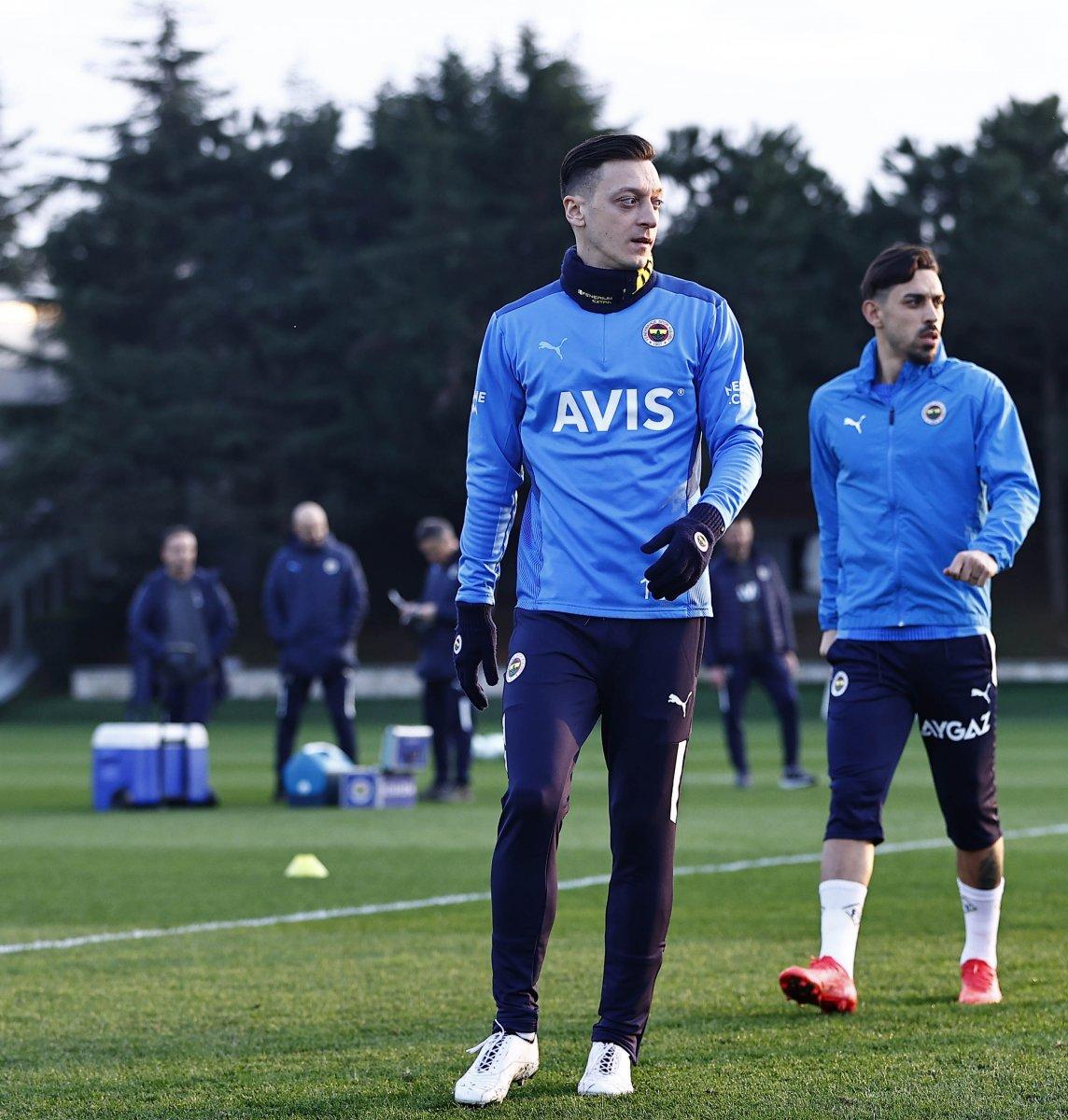 Fenerbahçe'de Mesut Özil belirsizliği