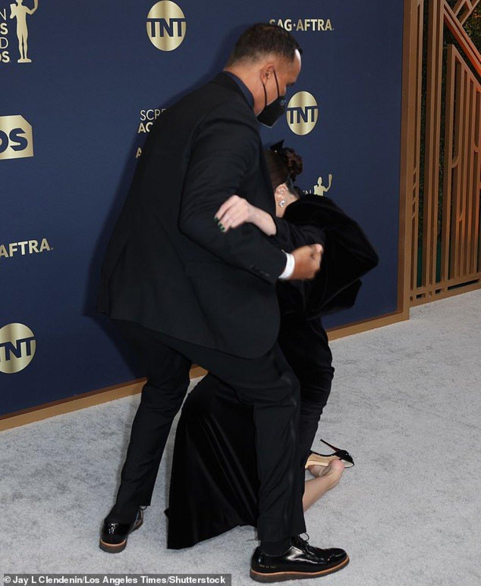 Selena Gomez düştü