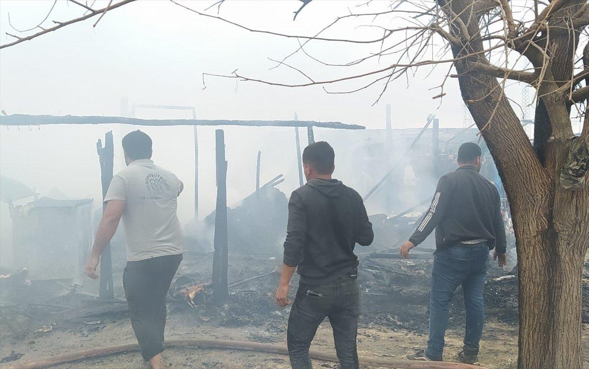 Adana'da işçilerin çadırları küle döndü