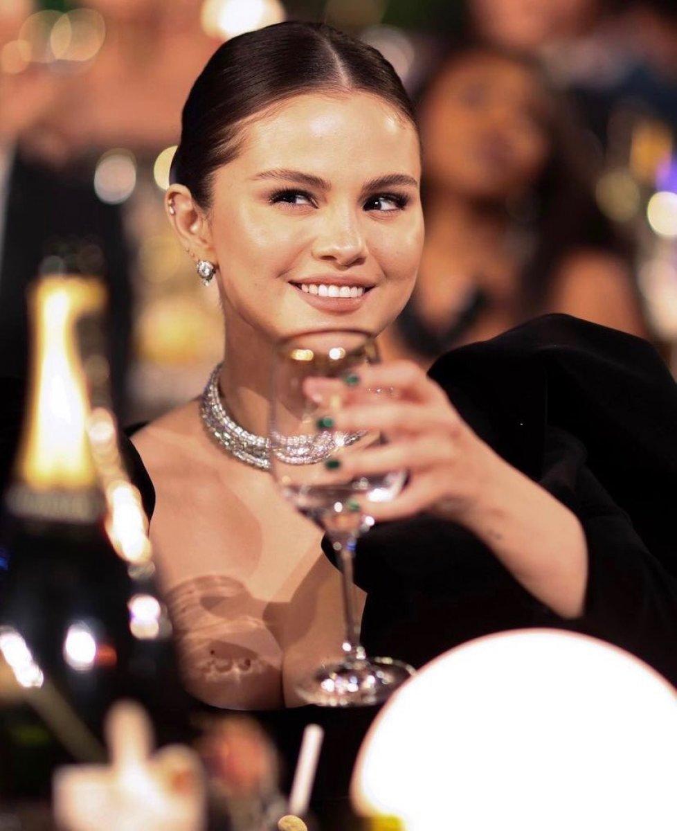 Selena Gomez düştü