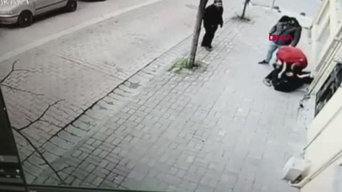 Küçükçekmece’de, tekmeli ve sopalı saldırı kamerada