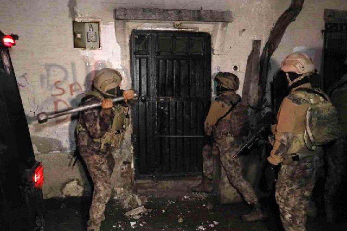 Adana’da DEAŞ operasyonu: Kapı zırhlı araçla kırıldı