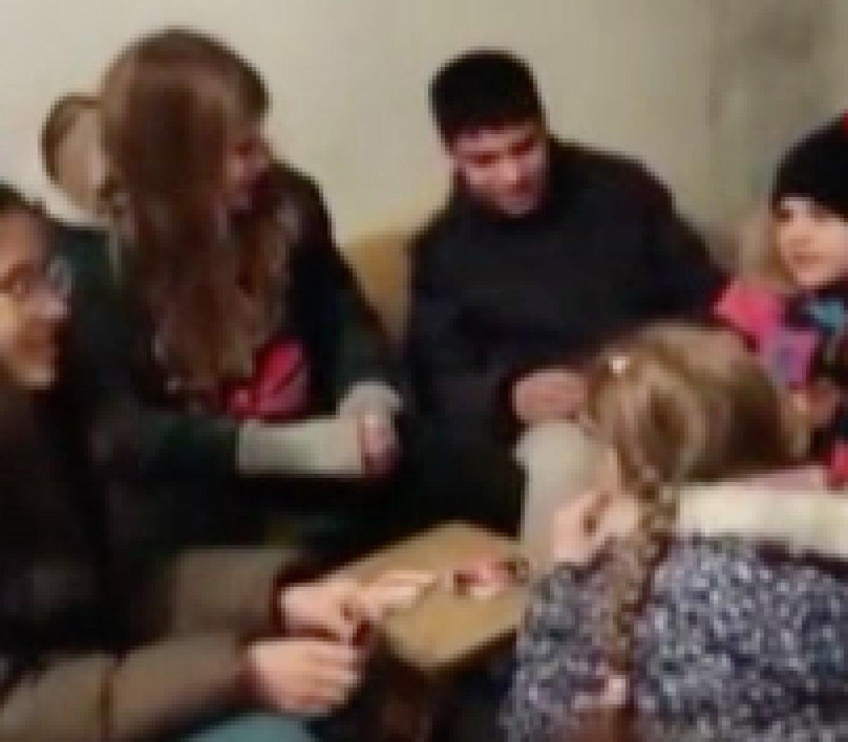 Sığınakta yaşayan Ukraynalı çocuklardan Kiev şarkısı