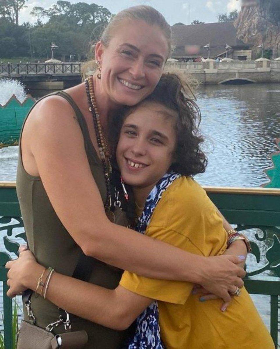 Ceyda Düvenci kızı Melisa'yı paylaştı