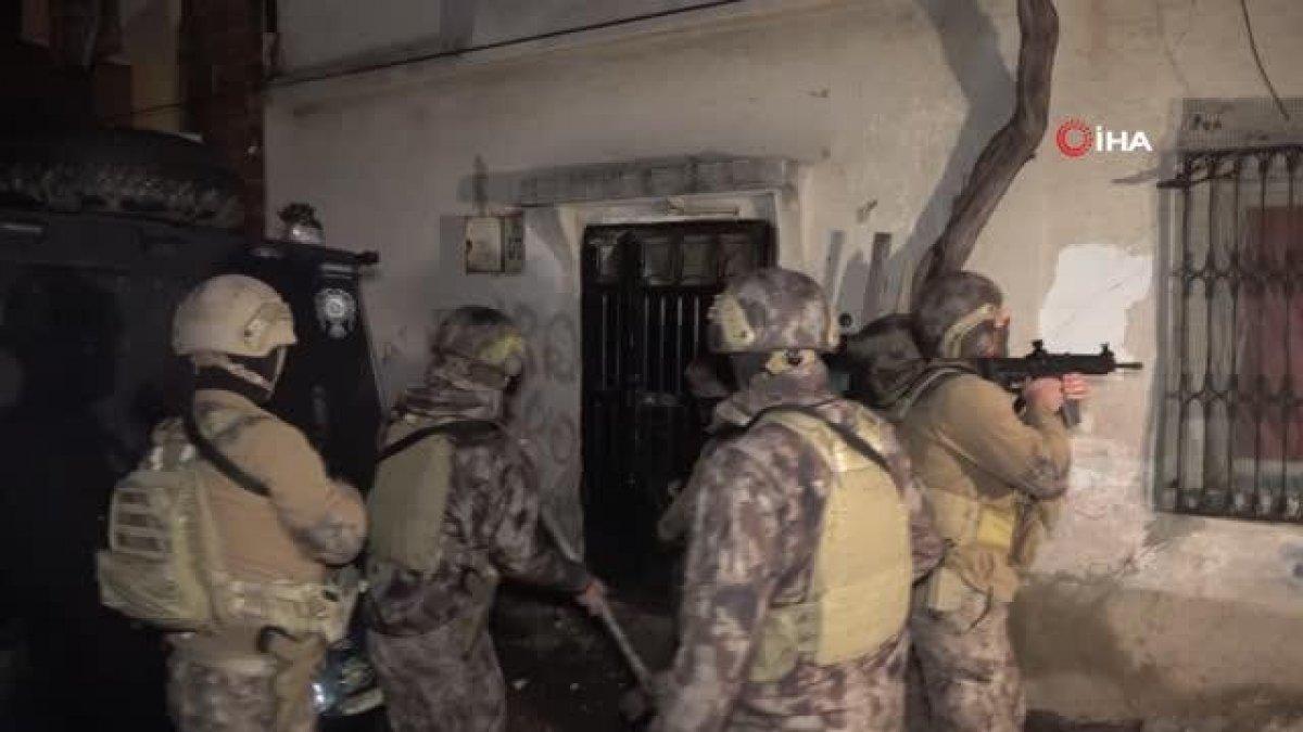 Adana’da DEAŞ operasyonu: Kapı zırhlı araçla kırıldı