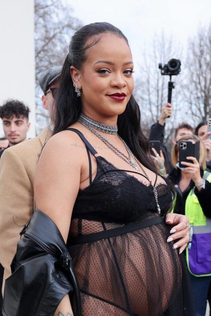 Hamile Rihanna, transparan