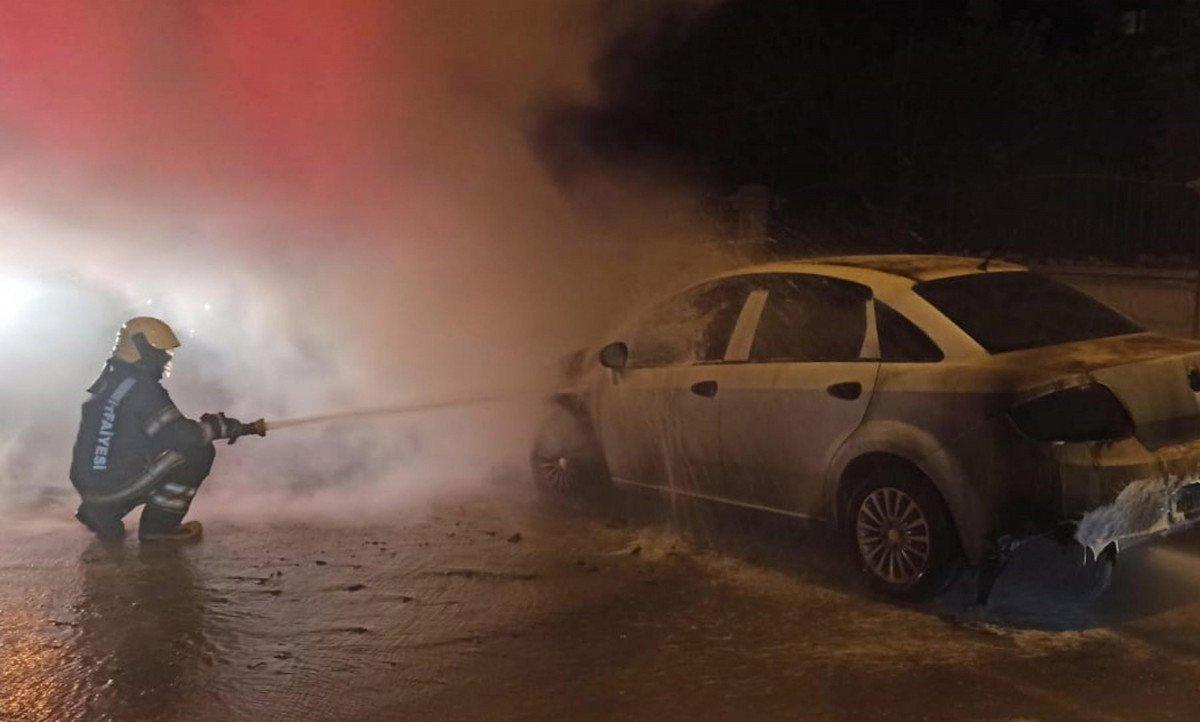 Denizli’de kadın kıyafeti giyip, eşinin otomobilini kundakladı