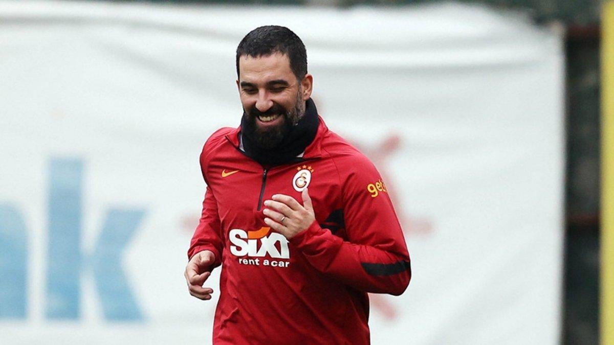 Arda Turan'dan muhabirlere jübile göndermesi