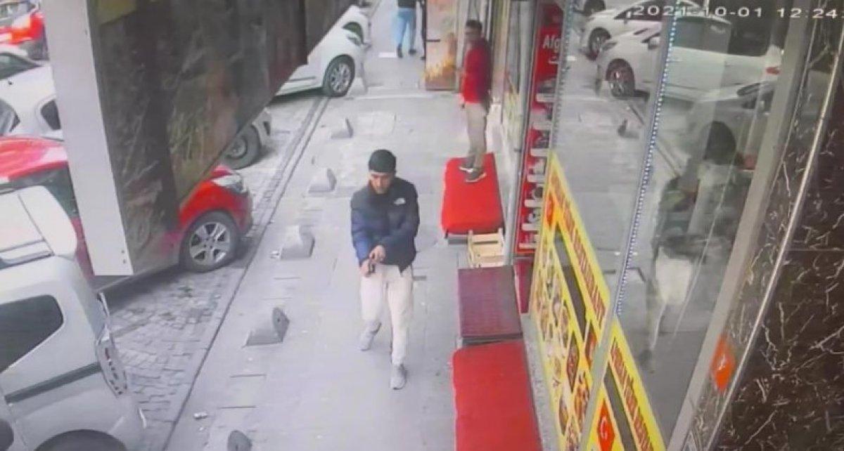 Zeytinburnu'nda bir kişi husumetlisine kurşun yağdırdı
