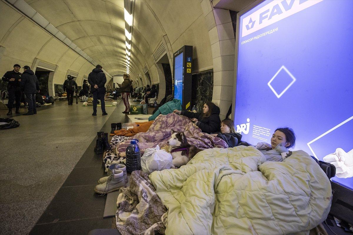 Ukrayna'da siviller metro istasyonlarına sığındı