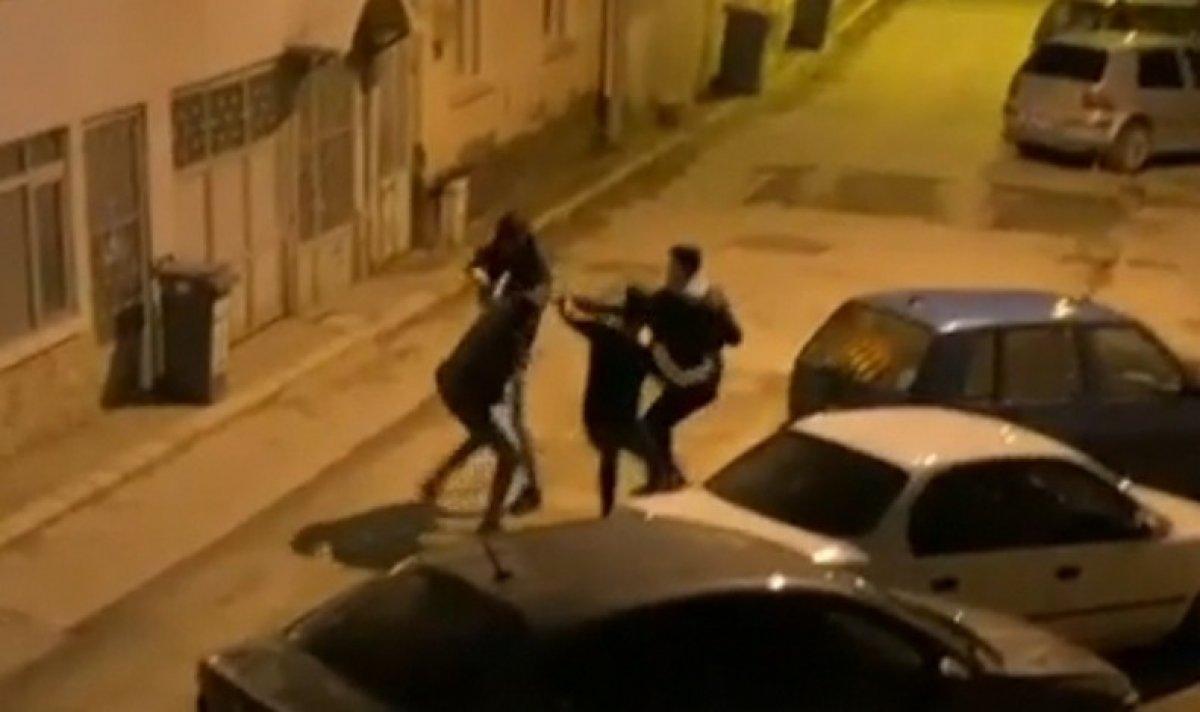 Bursa'da yedi kişi, bir gence saldırdı