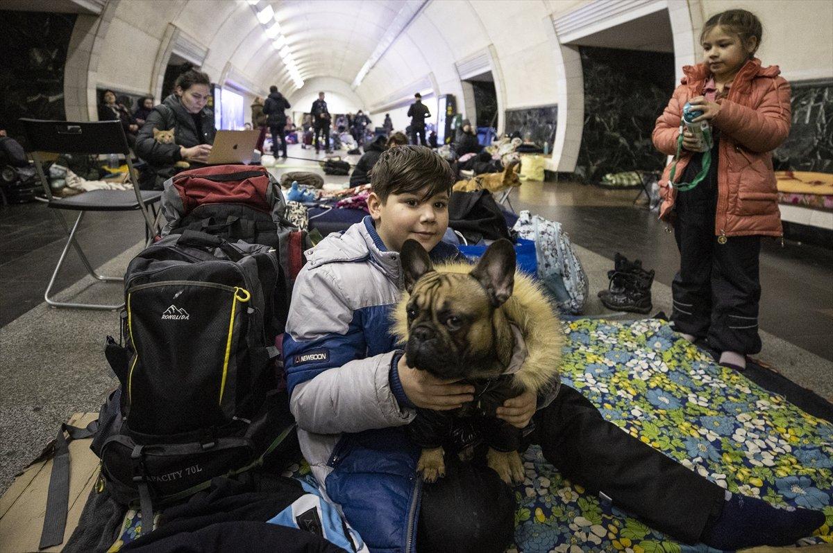 Ukrayna'da siviller metro istasyonlarına sığındı