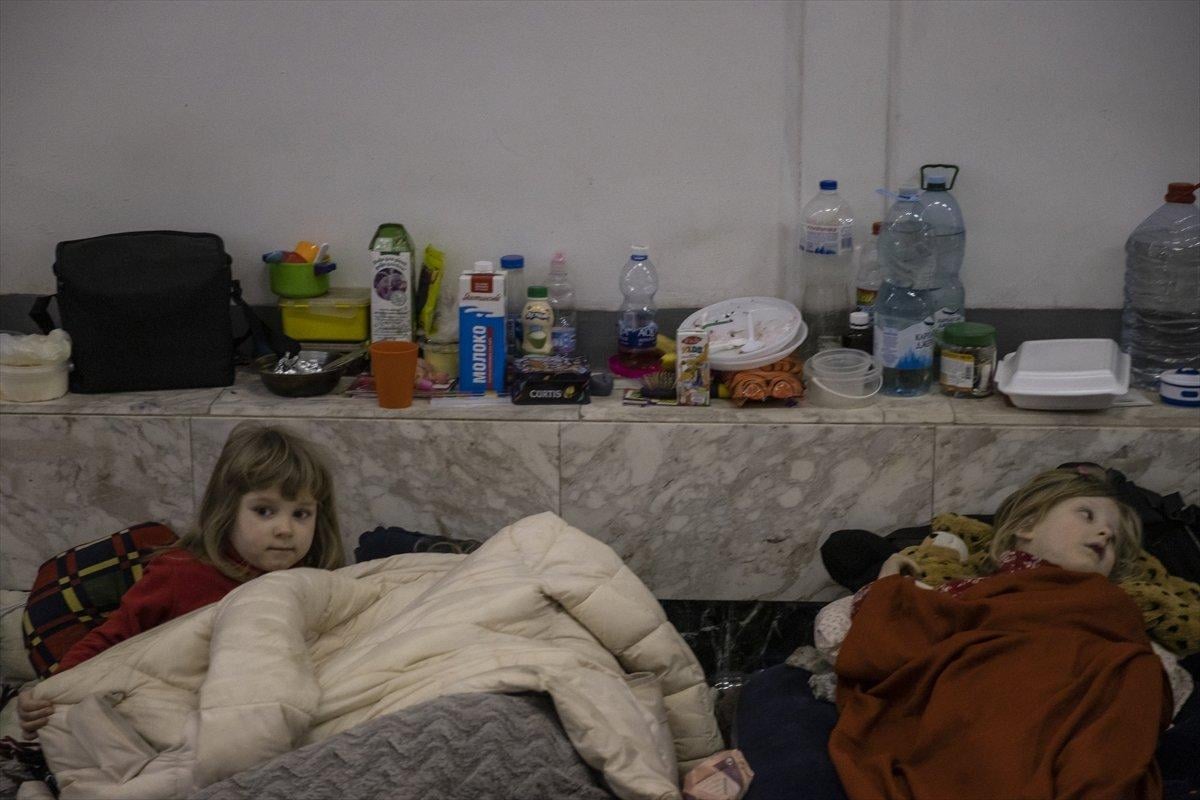 Ukrayna'da siviller metro istasyonlarına sığındı