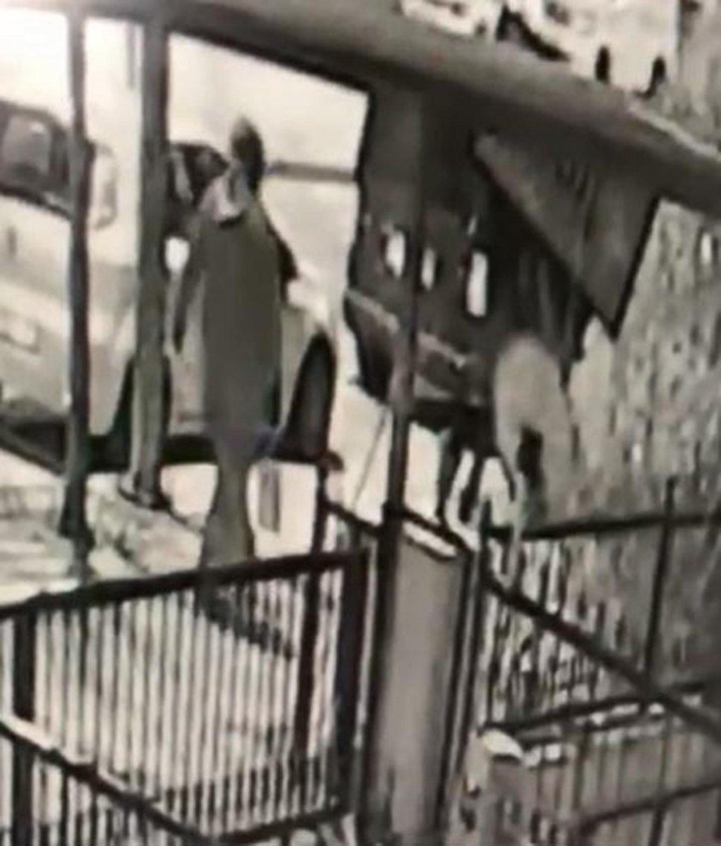 Denizli’de kadın kıyafeti giyip, eşinin otomobilini kundakladı