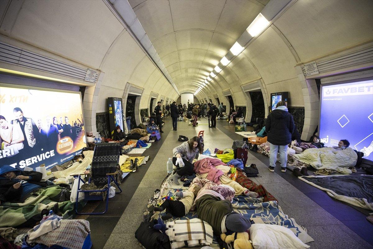 Ukrayna'da siviller metro istasyonlarına sığındı