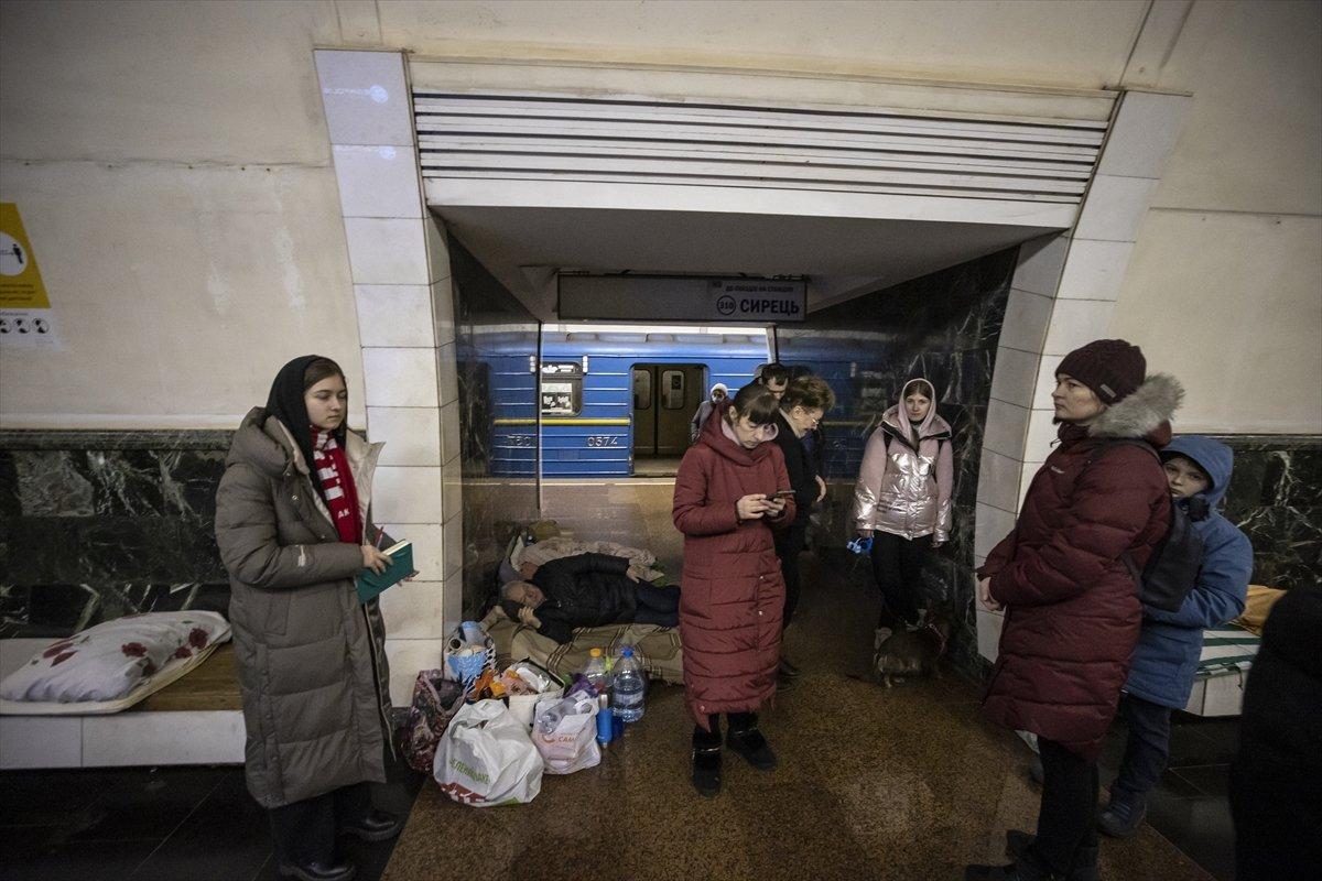 Ukrayna'da siviller metro istasyonlarına sığındı
