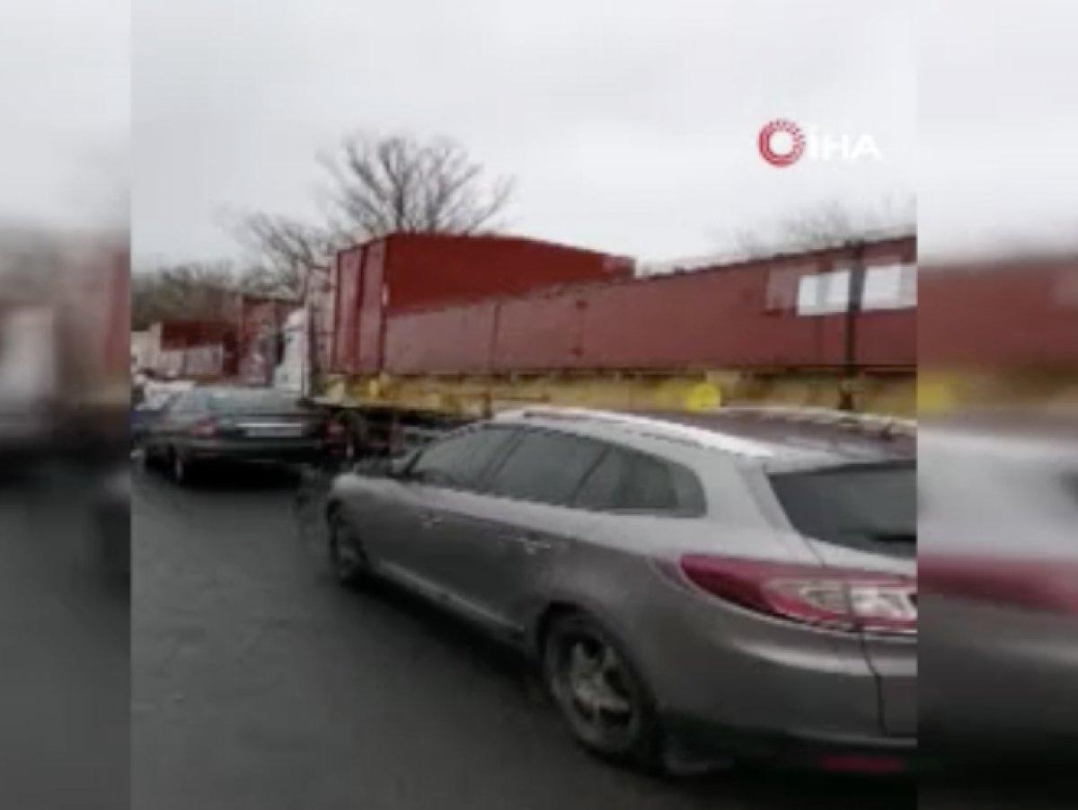 Ukrayna'dan kaçan Türk tır şoförleri Romanya sınırında mahsur kaldı