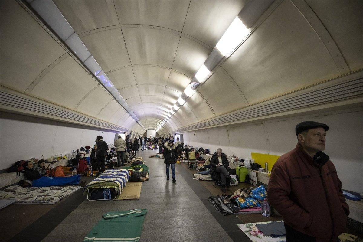 Ukrayna'da siviller metro istasyonlarına sığındı