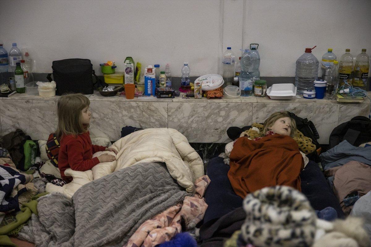 Ukrayna'da siviller metro istasyonlarına sığındı