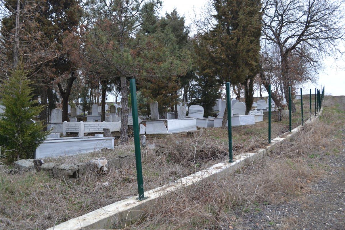 Tekirdağ'da mezarlık çitleri çalındı