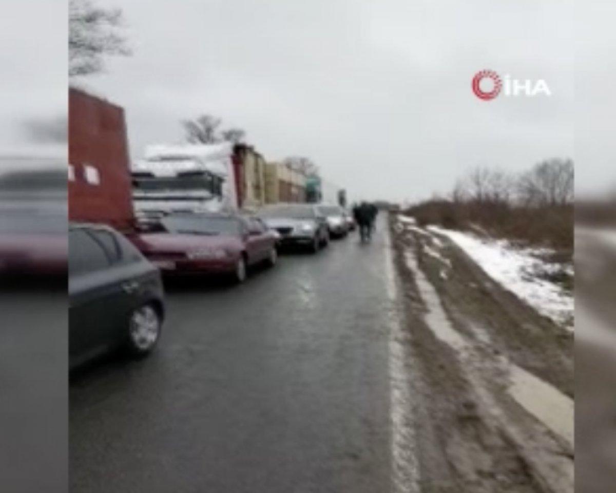 Ukrayna'dan kaçan Türk tır şoförleri Romanya sınırında mahsur kaldı