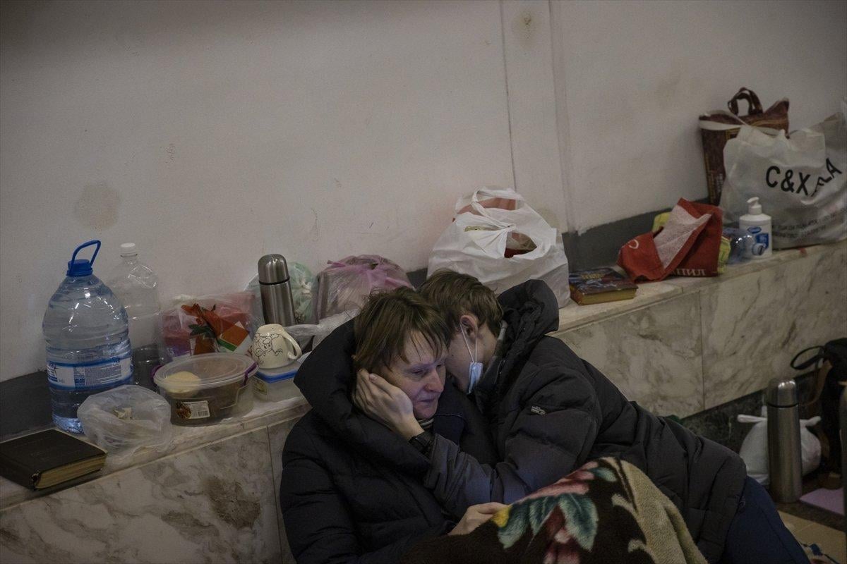 Ukrayna'da siviller metro istasyonlarına sığındı