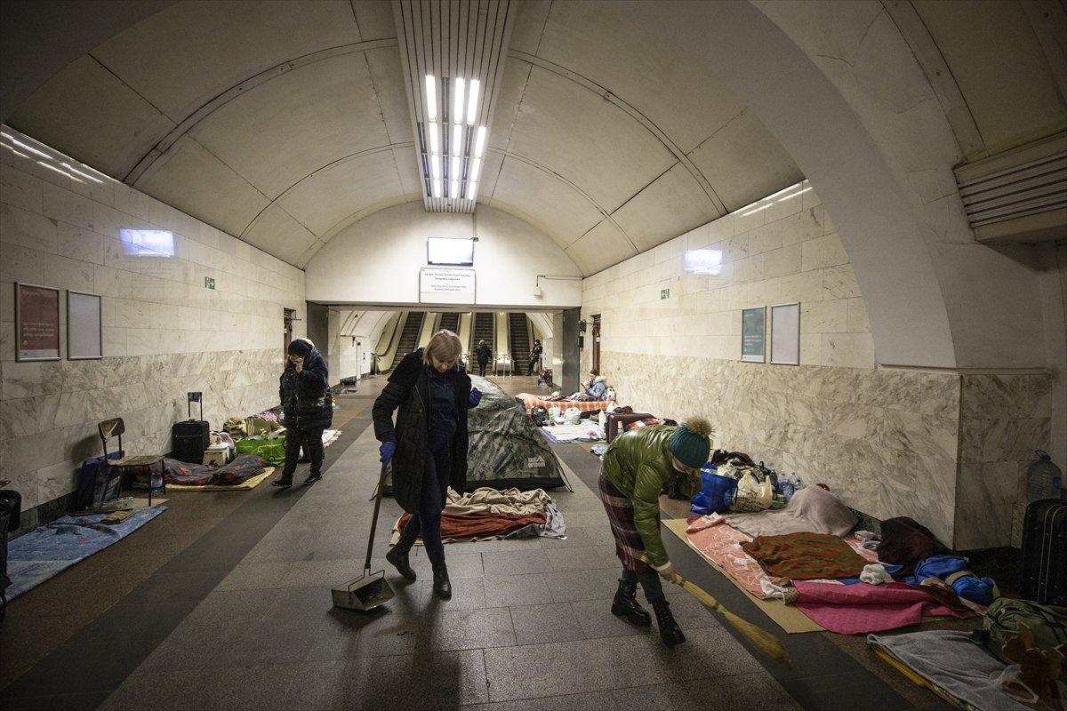 Ukrayna'da siviller metro istasyonlarına sığındı
