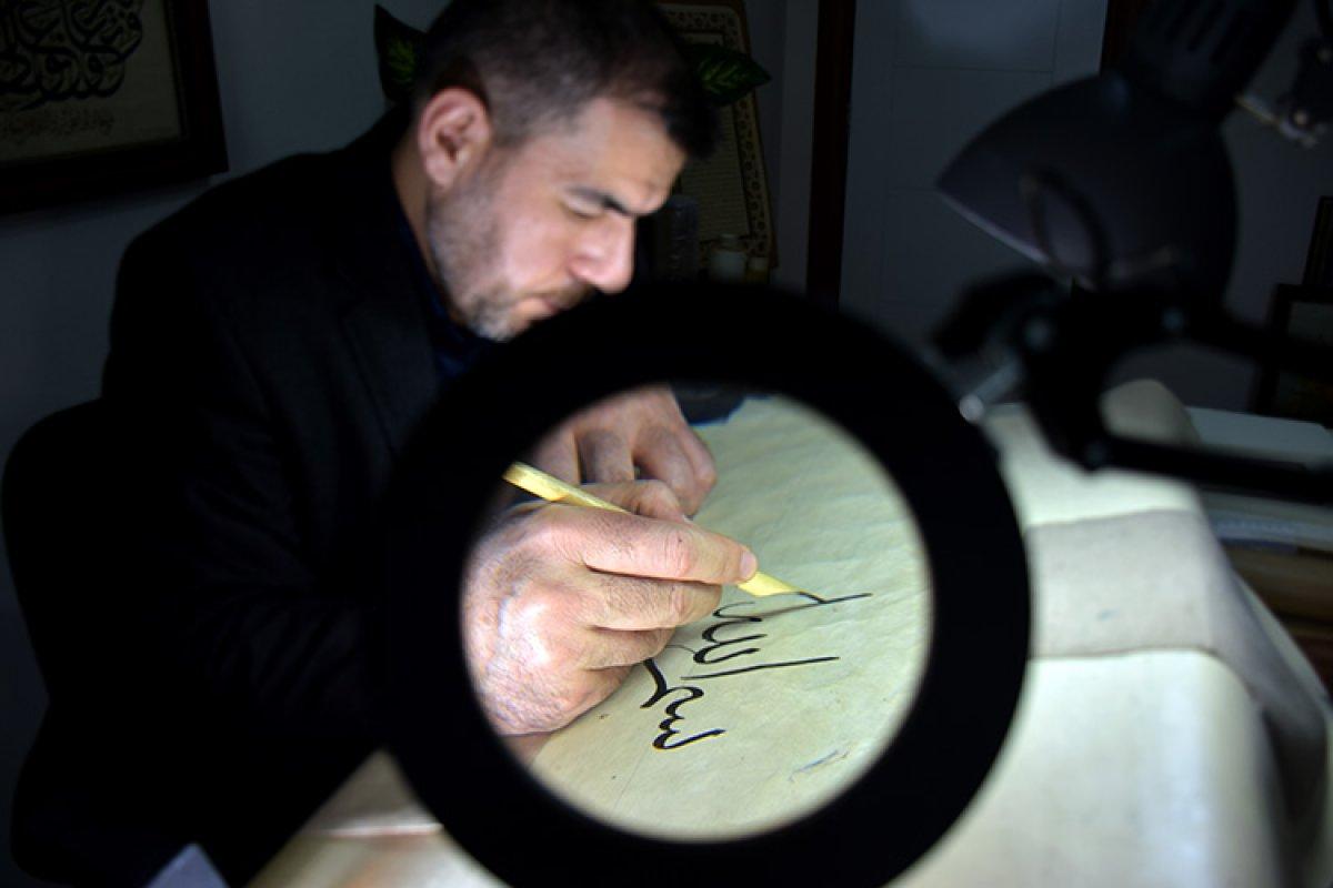 Iraklı hattat 40 yıldır eserlerini aşkla nakşediyor