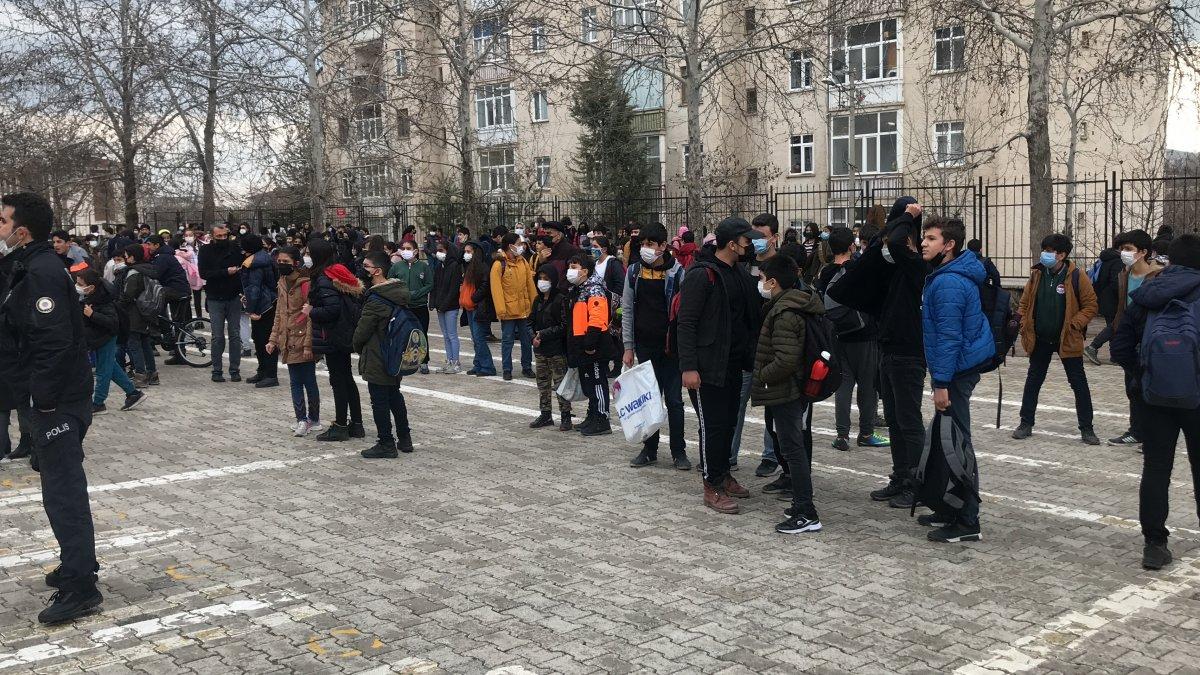 Elazığ'da öğrenciler hastanelik oldu