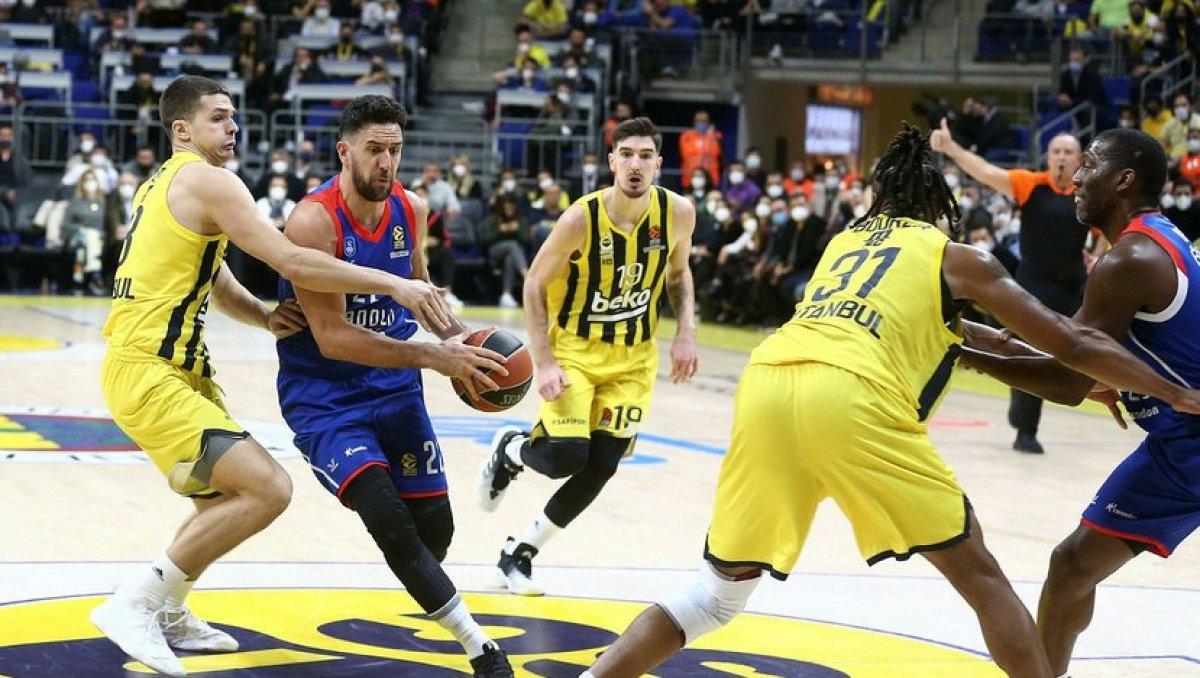 Anadolu Efes evinde Fenerbahçe'yi mağlup etti