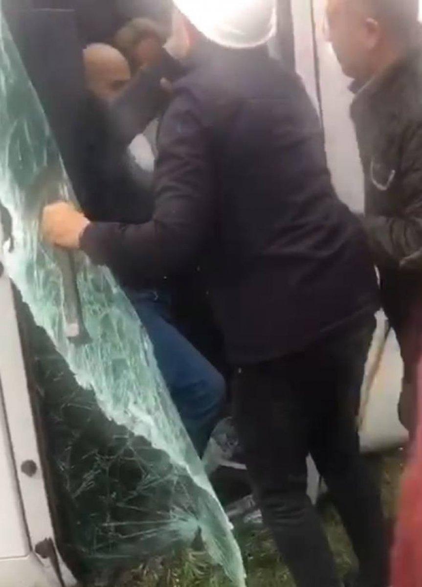 Mersin'de kamyon kabinine sıkışan 2 kişi kurtarıldı