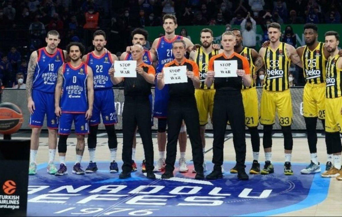 Anadolu Efes evinde Fenerbahçe'yi mağlup etti