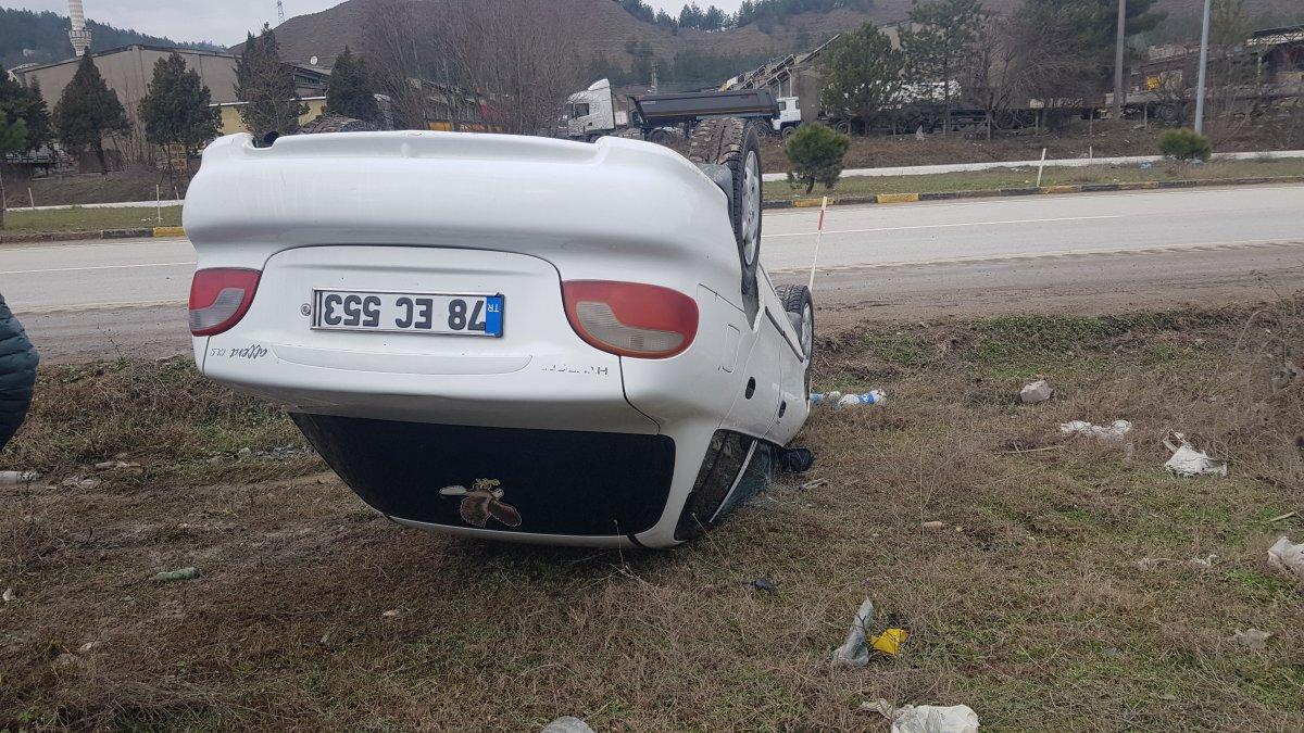 Karabük'te köpeğe çarpmamak isteyen sürücü, taklalar attı