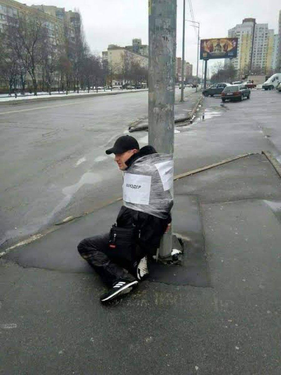 Ukrayna'da yağmacılar şehir meydanlarındaki direklere bağlanıyor