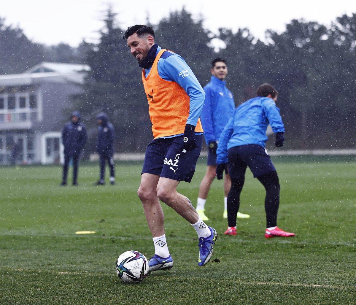 Kadro dışı kaldığı iddia edilen Jose Sosa idmanda