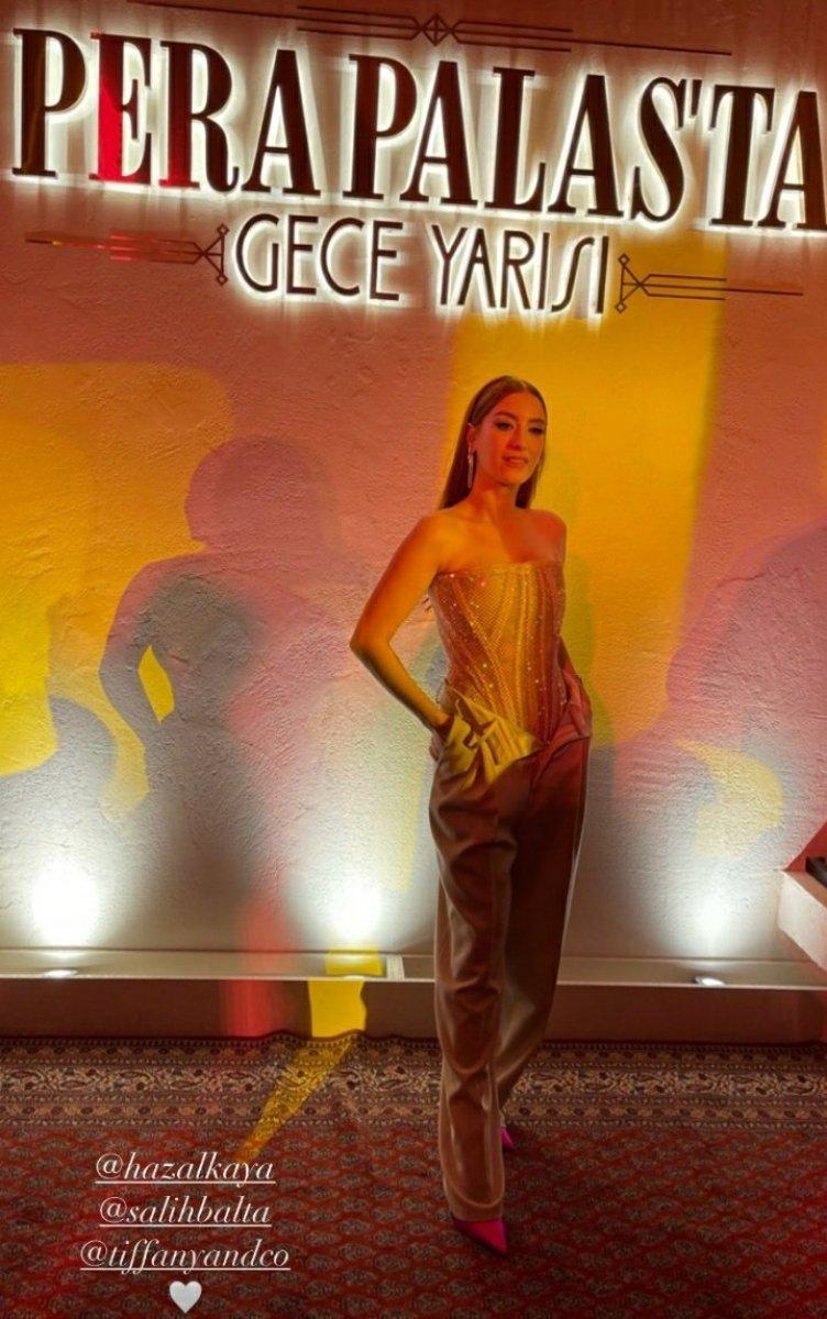 Hazal Kaya, fermuarı açık bıraktı