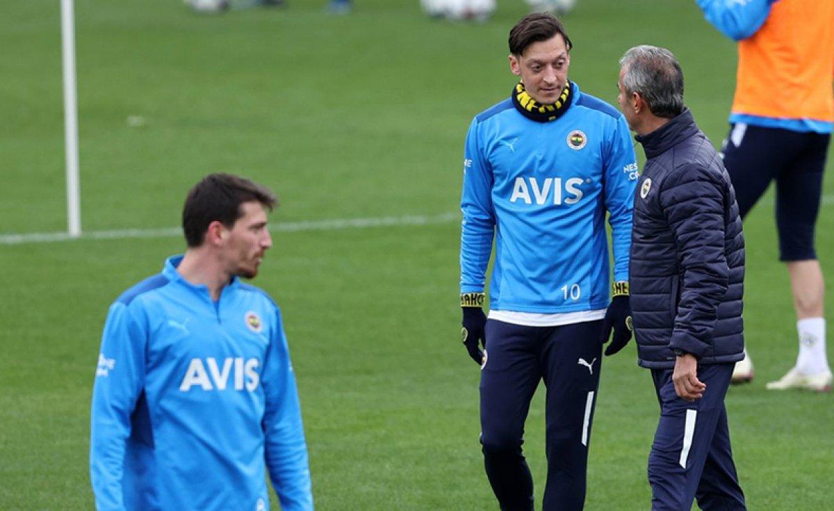 Mesut Özil, İsmail Kartal'dan formayı istedi