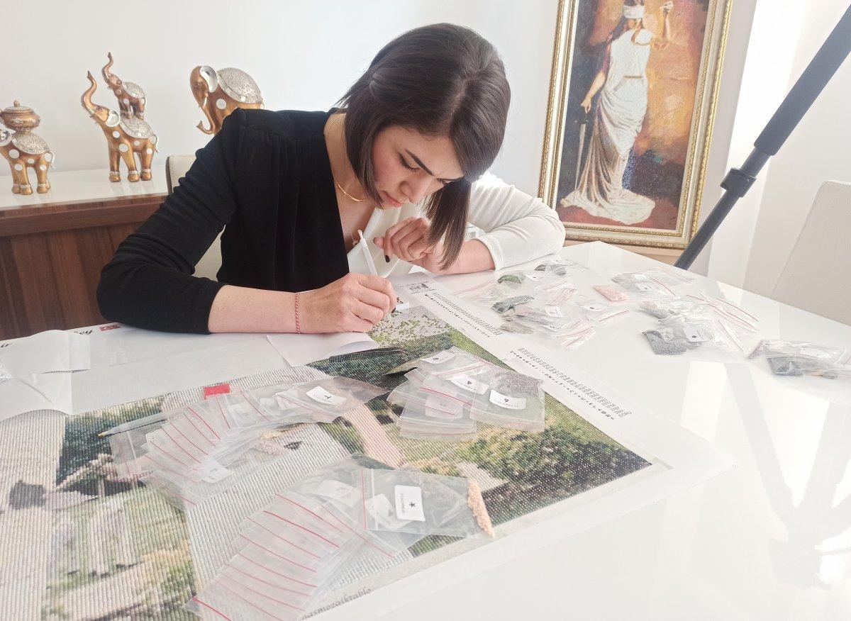 Kristal taşlardan yapılan tablolar hayranlık uyandırıyor