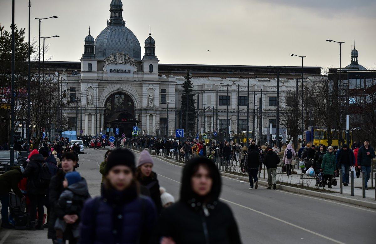 Lviv tren istasyonunda umut ve hüzün bir arada