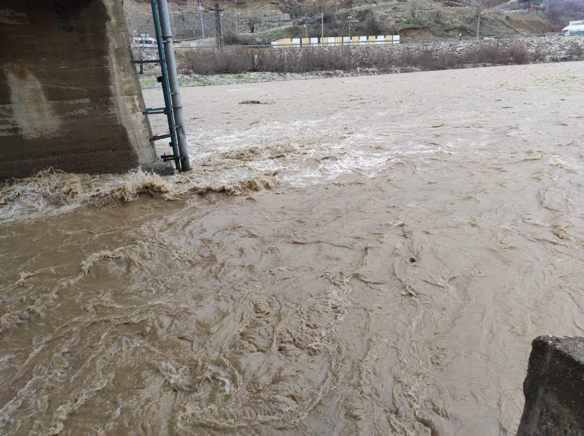 Batman'da şiddetli rüzgar hayatı olumsuz etkiledi