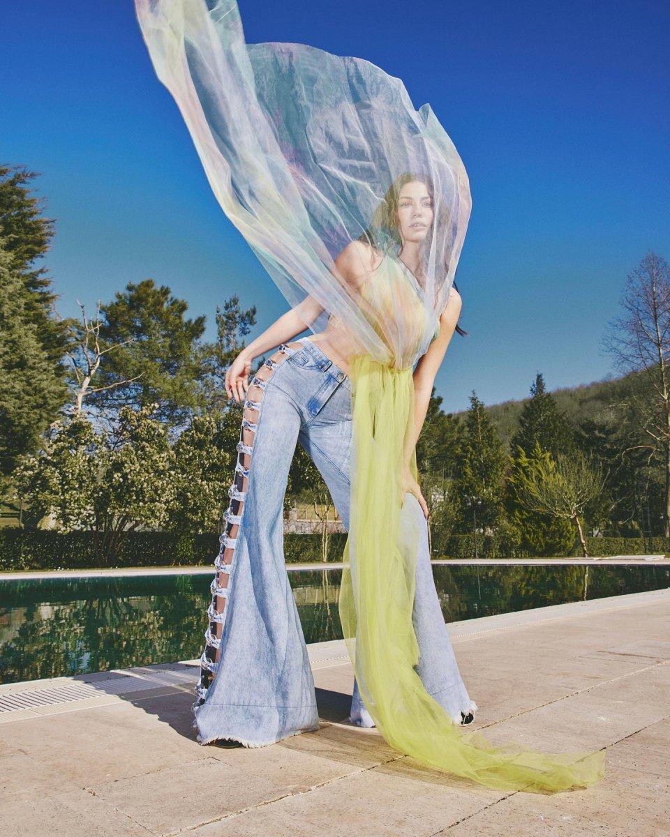 Demet Özdemir, yatakta poz verdi