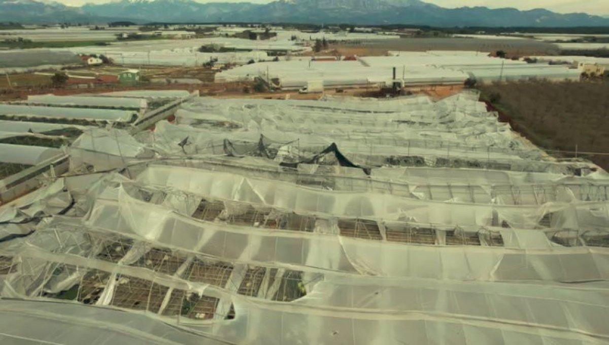 Antalya'da hortum, seraları yerle bir etti