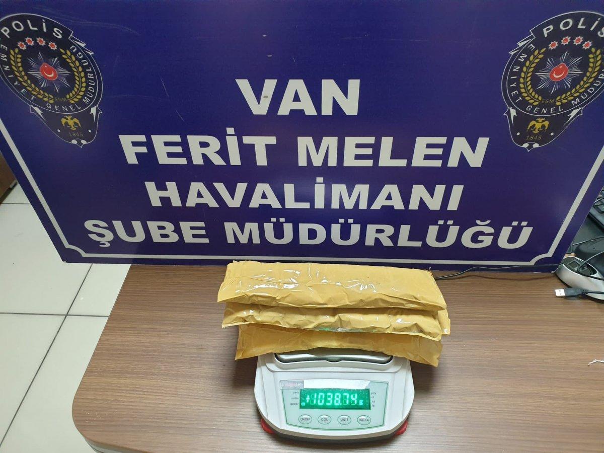 Van'da uçağa binmek isteyen şahsın kasık bölgesinde uyuşturucu bulundu