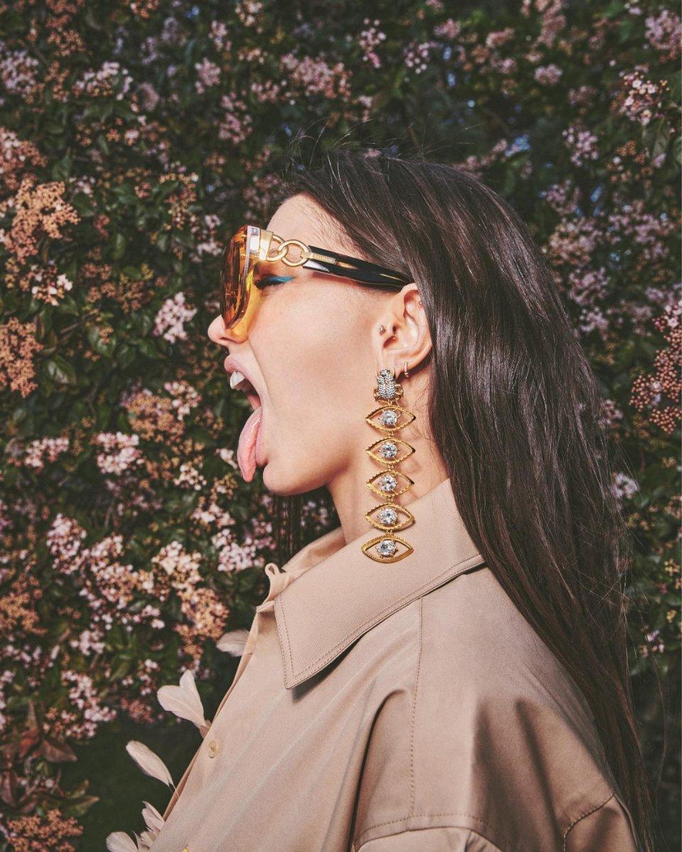 Demet Özdemir, yatakta poz verdi